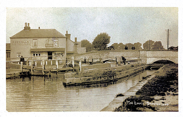 The White Lion Public House, Marsworth, Buckinghamshire, beside the Grand Union Canal  (larger digital image available)